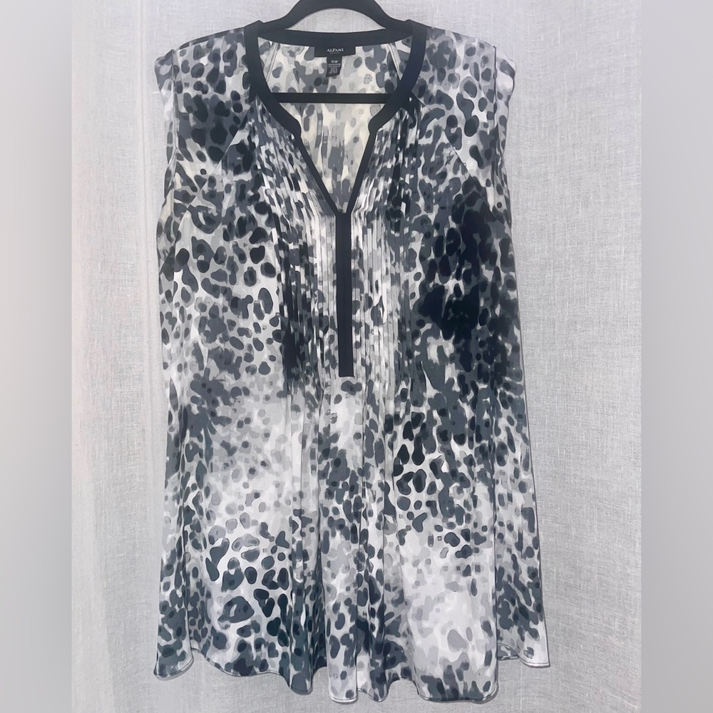 Alfani Black and Grey Animal Print
Sleeveless Tunic Blouse